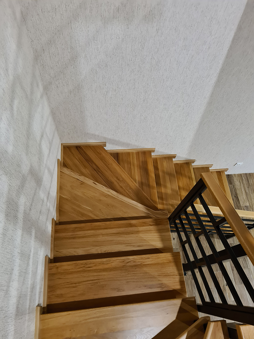 Лестница со ступенями из бука